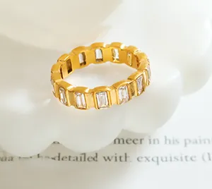 Detailansicht eines Eternity-Rings mit rechteckigen Zirkonia und 18k Goldbeschichtung