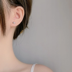 Süße S925 Silber Hasen-Ohrstecker mit rosa Ohren am Ohrläppchen eines Models
