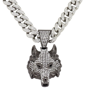 Vue détaillée du pendentif tête de loup hip hop avec strass étincelants sur chaîne cubaine