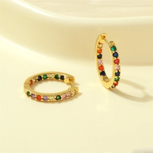 Détail macro de créoles plaquées or 18 carats avec oxydes de zirconium arc-en-ciel