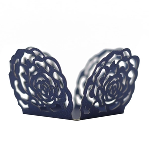Détail du contour de gâteau en papier nacré bleu foncé avec dentelle de rose découpée
