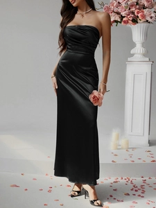 Detailaufnahme des glatten schwarzen Satinstoffs an einem trägerlosen Abendkleid