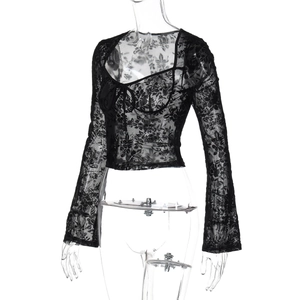 Détail du tissu en dentelle florale noire transparente du haut court à manches longues