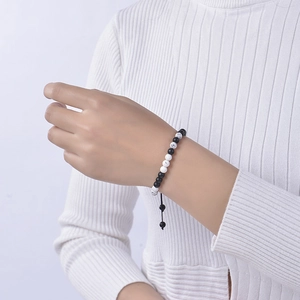 Détail d'un bracelet code Morse avec perles de turquoise noires et blanches