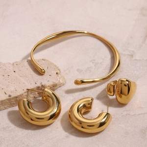 18K vergoldetes Edelstahl Schmuckset mit offenem Armreif, C-Ohrringen und einem Ring