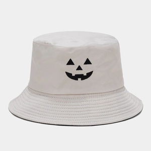 Dettaglio del cappello a secchiello in tela bianca con ricamo nero a faccia di zucca