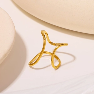 Anello minimalista in acciaio inossidabile dorato con curve geometriche asimmetriche