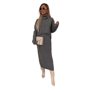 Ensemble deux pièces femme en tricot gris foncé avec pull col roulé et jupe longue