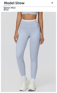 Detail der High-Waist-Yoga-Leggings in Nebelblau mit weißem Kontrastbund-Design