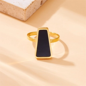 Minimalist gold ring featuring a vintage black quadrilateral inlay on a stone prop