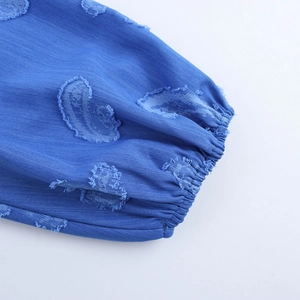 Mini robe vintage style denim bleu avec poignets élastiques et détails de texture
