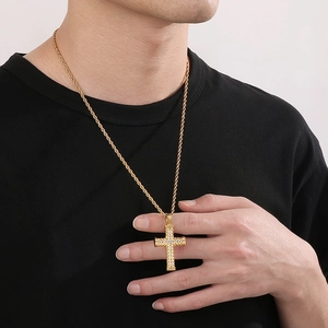 Collana con ciondolo a croce dorata hip hop con strass su catena a fune da uomo