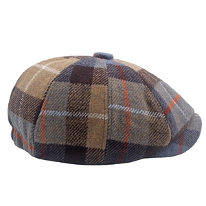 Dettaglio del cappello newsboy a quadri britannici con trama in misto lana e bottone superiore