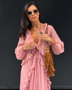 Detailansicht des rosa Chiffonkleids mit eleganten Rüschen an V-Ausschnitt und Ärmeln