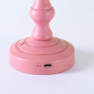 Dettaglio della porta di ricarica Micro-USB sulla base rosa della luce notturna LED vintage