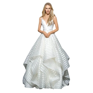 Elegante abito bianco con scollo a V e gonna a balze con trama a righe