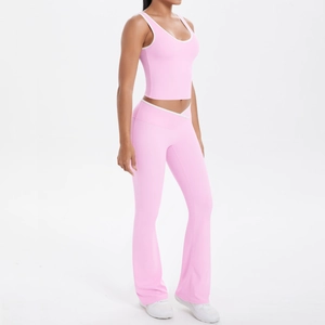 Détail du pantalon de yoga à taille haute en V croisée et coupe évasée de couleur rose