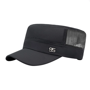 Cappello militare nero traspirante da uomo con stemma metallico 95 e design in rete