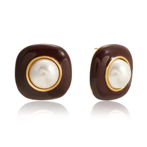 Détail macro de boucles d'oreilles carrées en émail marron avec perle blanche et or