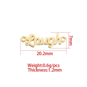 Vue détaillée du pendentif doré laugh avec ses dimensions de 20,2 mm et 7 mm
