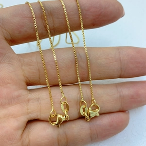 Dettaglio macro della catena box placcata oro 18k con chiusura a moschettone e marchio 925