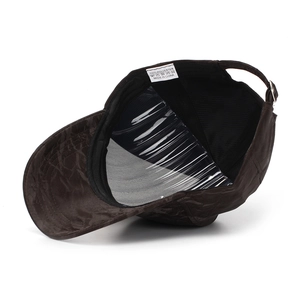 Vue détaillée de l'intérieur de la casquette léopard avec étiquette et bandeau