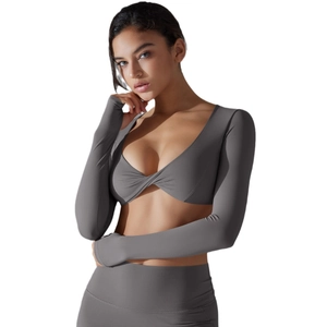Completo yoga grigio scuro con top a maniche lunghe incrociato e leggings a vita alta snellenti