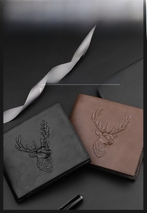 Dreifach gefaltete Herrenbrieftaschen im Business-Stil mit Hirschkopf-Prägung und Ledertextur