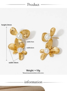 Detailed size specs for gold flower earrings with pearls measuring 34mm by 18mm