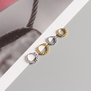 Detailansicht minimalistischer Perlen-Ohrringe aus Sterlingsilber in Gold und Silber