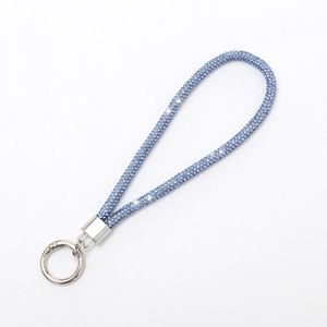 Porte-clés en strass bleus brillants avec fermoir métallique argenté sur fond blanc