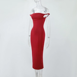Détail d'une robe maxi rouge à épaules dénudées montrant le tissu de qualité et la coupe ajustée