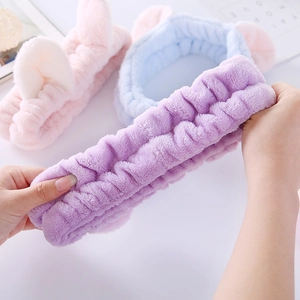 Detailaufnahme der Elastizität eines weichen Plüsch-Katzenohr-Stirnbands zum Waschen