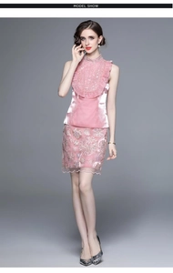 Détail du haut rose en satin à paillettes et de la jupe brodée en ensemble chic