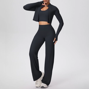 Détail d'un ensemble de yoga 3 pièces noir avec veste zippée et pantalon évasé