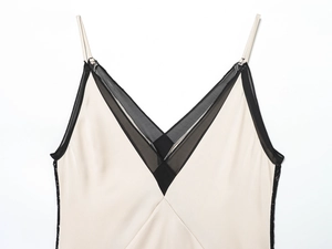 Detail von Satin-Midikleid mit V-Ausschnitt, Spitze und Netzeinsätzen in Beige