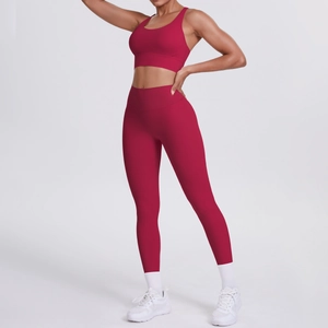 Détail de la texture du legging de yoga bordeaux taille haute et de la brassière