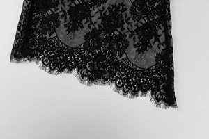 Gros plan détaillé sur la dentelle florale noire avec des bords délicats en dentelle cils