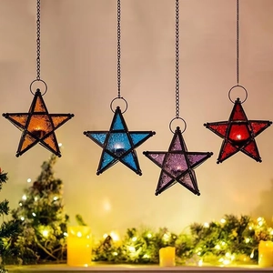 Stervormige Marokkaanse glazen lantaarns in vier kleuren met zwart ijzeren frames als decor