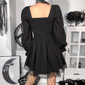 Detalle de la espalda del vestido con nido de abeja elástico y ribete de encaje de pestañas