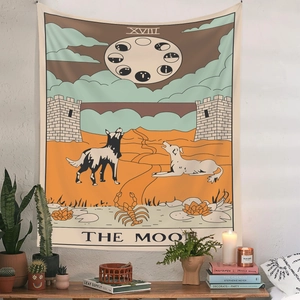 Detail eines The Moon Tarot Wandteppichs an einer Wand im böhmischen Wohnstil