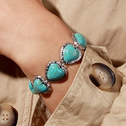Vue détaillée d'un bracelet vintage en forme de cœur avec turquoise et métal gaufré