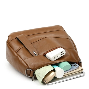 Sac bandoulière en cuir souple marron avec compartiments multiples et grande capacité