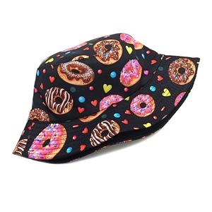 Wende-Anglerhut mit bunten Donut- und Herzmustern auf schwarzem Stoffhintergrund