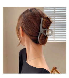 Détail d'une grande pince à cheveux grise translucide de 15cm pour chignon élégant
