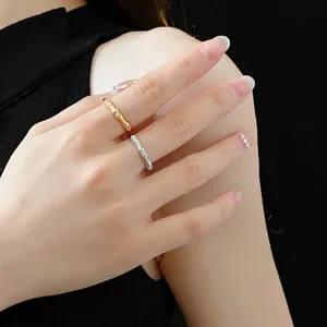 Ensemble de bagues nœud de bambou dorées et argentées serties de zircons brillants