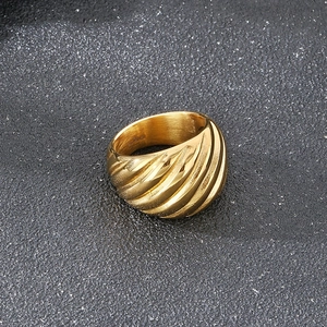 Vue détaillée de la bague croissante dorée avec gravure en acier inoxydable 18K