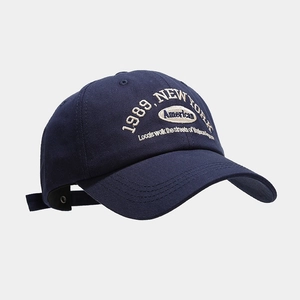Navy blue baseball cap with 1989 New York embroidery and adjustable strap in cotton