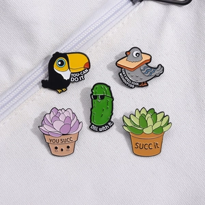Lot de cinq épinglettes en émail dessin animé avec plantes et animaux sur sac blanc