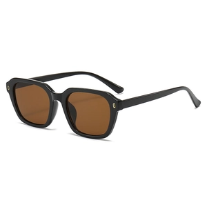 Lunettes de soleil carrées à monture noire brillante et rivets dorés anti-UV